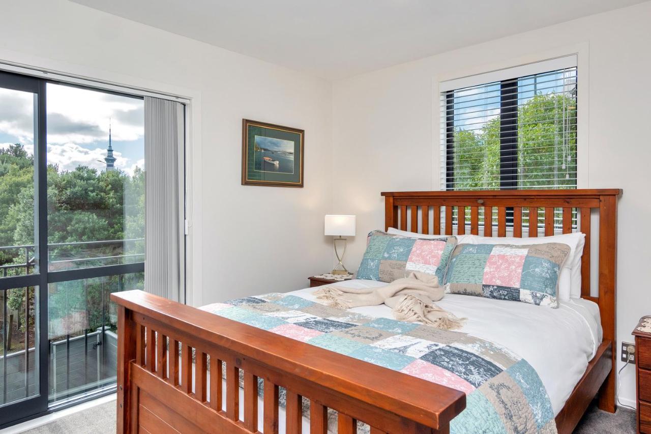 Greenwich Townhouse With Parking And Air-Con Auckland Extérieur photo