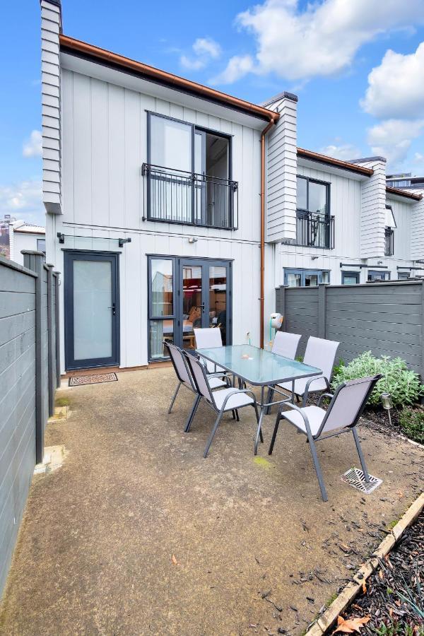 Greenwich Townhouse With Parking And Air-Con Auckland Extérieur photo