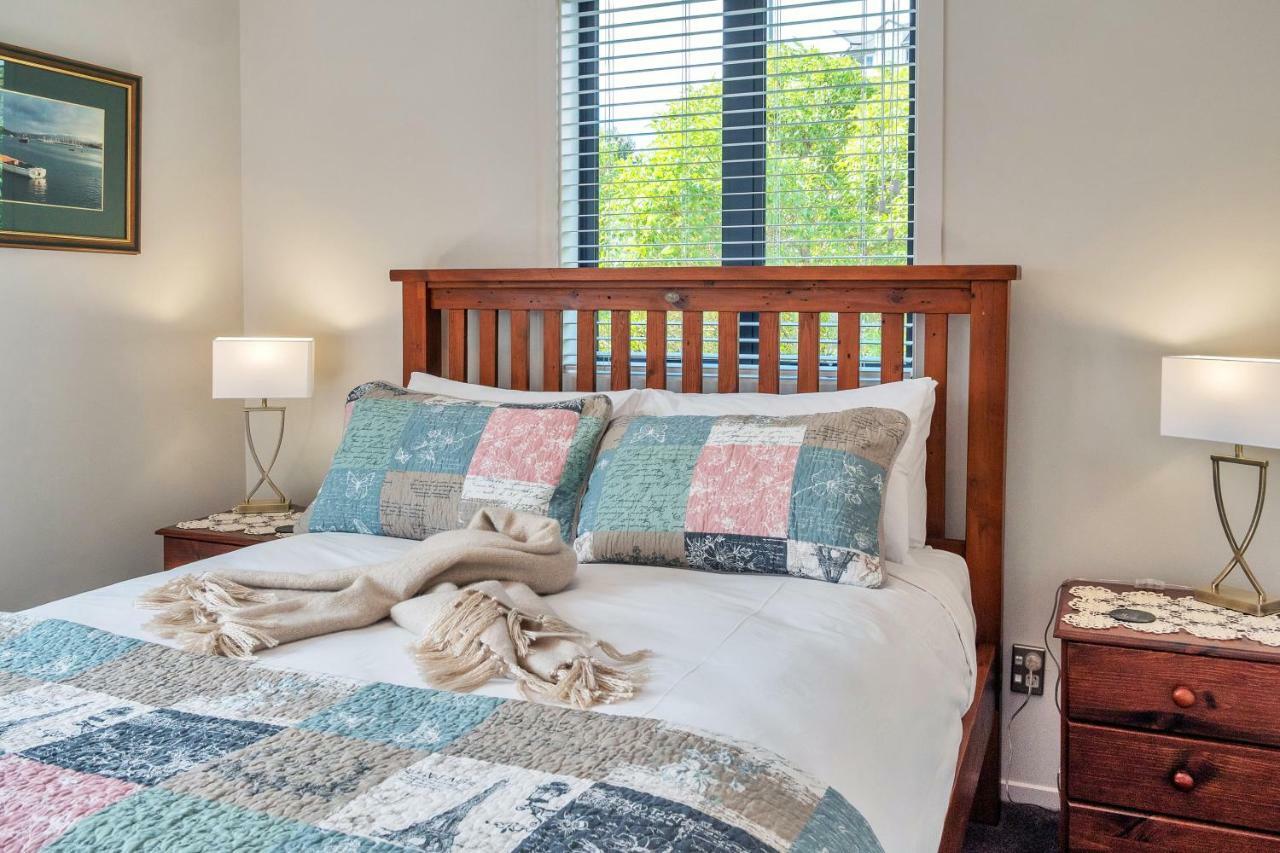 Greenwich Townhouse With Parking And Air-Con Auckland Extérieur photo